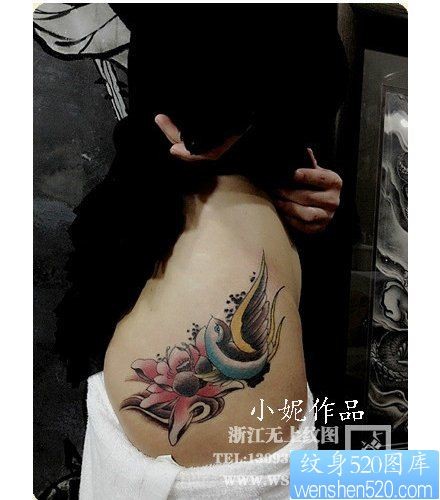 点击大图看下一张：美女臀部好看的燕子与莲花纹身图片