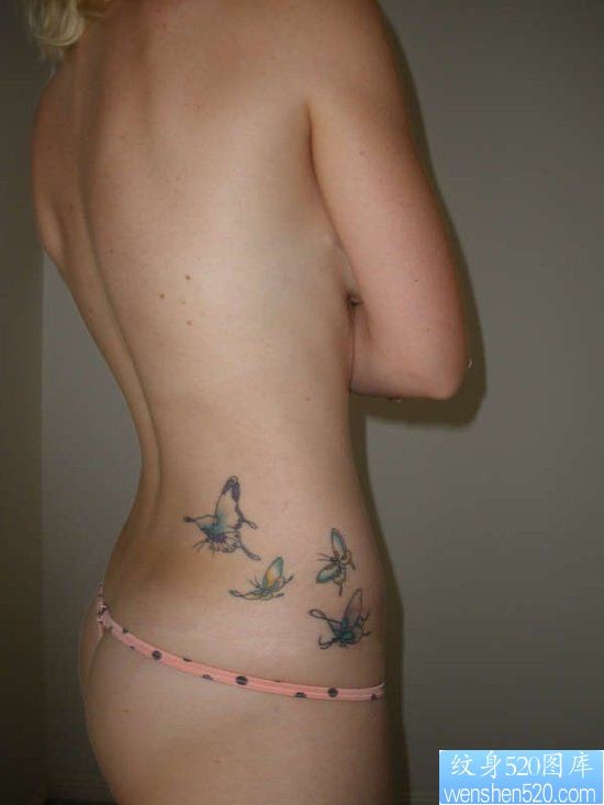 点击大图看下一张：女人臀部唯美时尚的彩色蝴蝶纹身图片