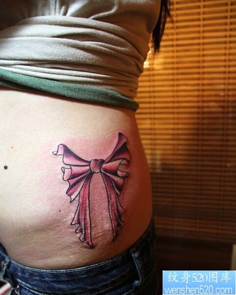 点击大图看下一张：臀部粉红蝴蝶结纹身图案
