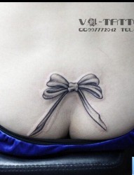 女人臀部蝴蝶结纹身图案