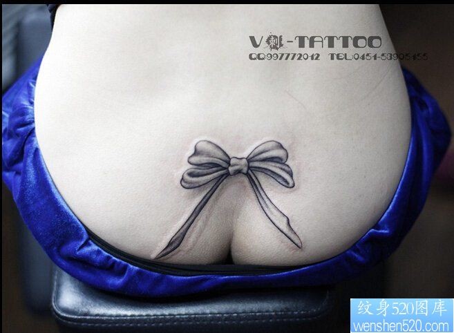 点击大图看下一张：女人臀部蝴蝶结纹身图案