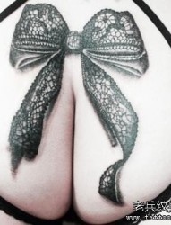 一幅臀部蕾丝蝴蝶结纹身图案