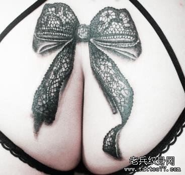 点击大图看下一张：一幅臀部蕾丝蝴蝶结纹身图案