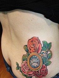 女性臀部怀表玫瑰纹身图案