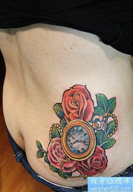 点击大图看下一张：女性臀部怀表玫瑰纹身图案