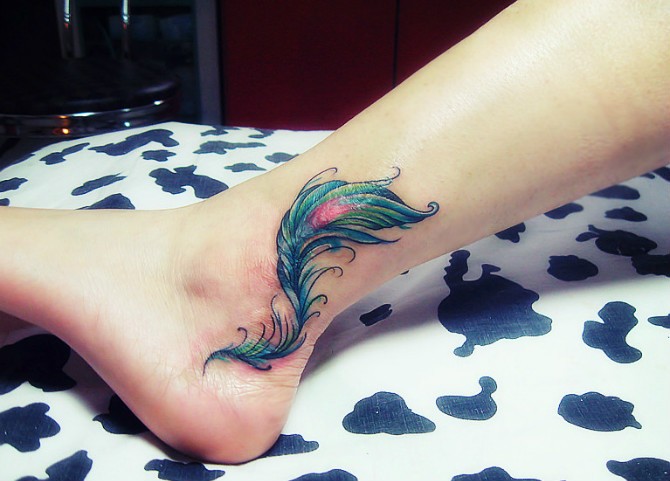 点击大图看下一张：女士小腿脚踝绿色彩羽纹身图案