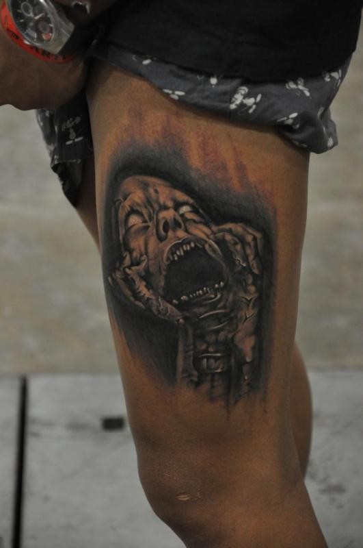 点击大图看下一张：男士腿部膝盖恐怖人物头像纹身图案