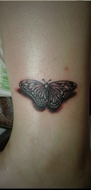 点击大图看下一张：女士小腿部位小蝴蝶个性纹身图案