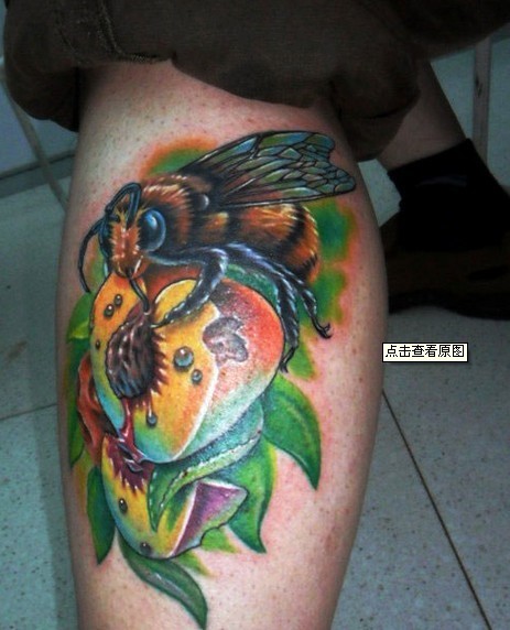 点击大图看下一张：女士小腿上的花丛蜜蜂纹身图案
