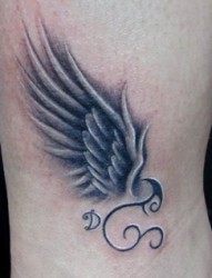 一款美丽的天使翅膀纹身图案