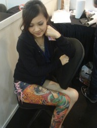 女孩腿部个性字符时尚刺青
