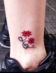 脚上美丽的小花纹身图案