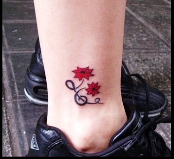 点击大图看下一张：脚上美丽的小花纹身图案