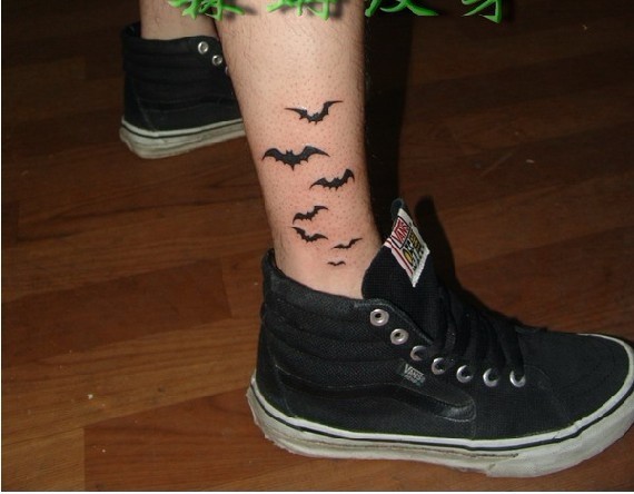 点击大图看下一张：男士小腿外侧黑色蝙蝠纹身图案