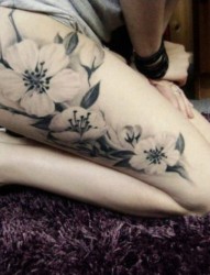 女孩腿部黑白个性梅花传统刺青