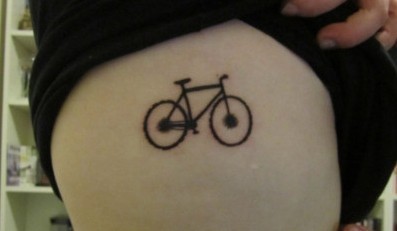 点击大图看下一张：女孩腿部自行车刺青