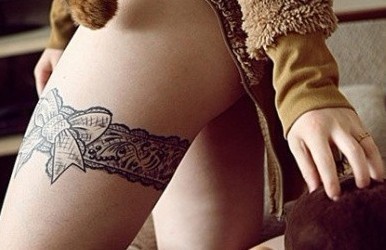 点击大图看下一张：女孩腿部蕾丝蝴蝶结刺青