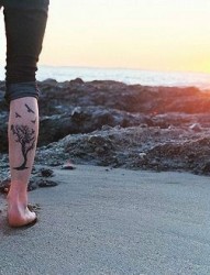 女性腿部唯美意境小树刺青