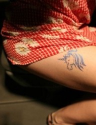 女人大腿上马的刺青图案