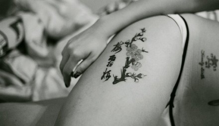 点击大图看下一张：女性腿部梅花文字刺青