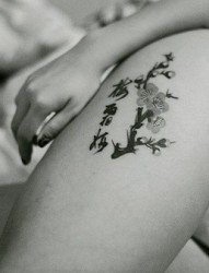 女孩大腿上的梅花刺青