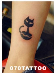女人小腿部的小猫刺青
