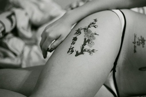 点击大图看下一张：女孩大腿上的梅花刺青