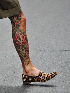 点击大图看下一张：腿部满腿的花纹纹身