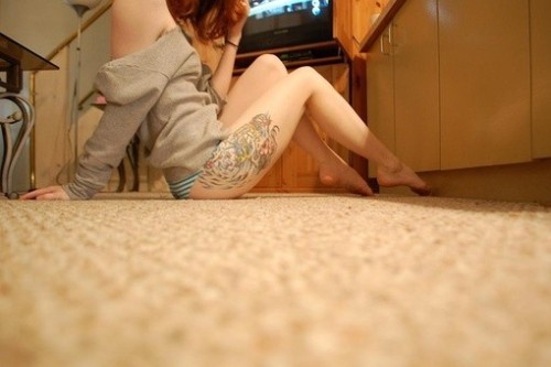 点击大图看下一张：女人腿部彩色刺青