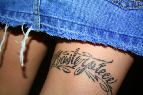 点击大图看下一张：女人腿部字符刺青