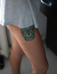 女性腿部彩色骷髅刺青