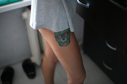 点击大图看下一张：女性腿部彩色骷髅刺青