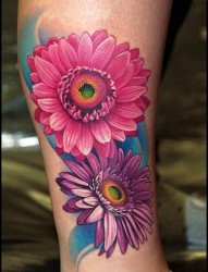 腿部漂亮的花朵纹身