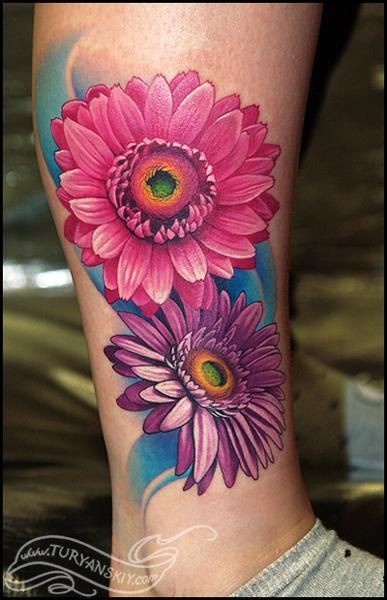 点击大图看下一张：腿部漂亮的花朵纹身