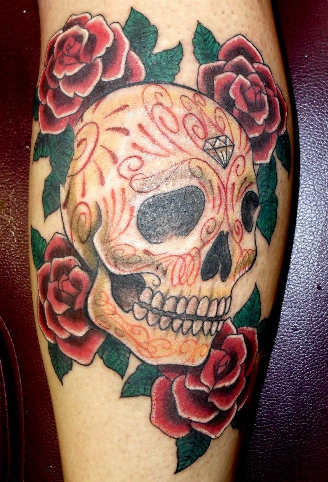 点击大图看下一张：小腿上的骷髅花朵纹身