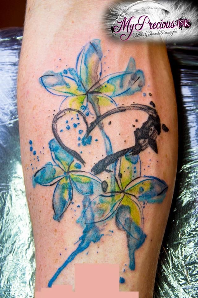 点击大图看下一张:小腿部一款水墨花纹身