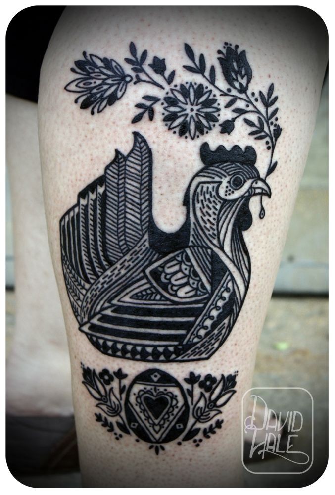点击大图看下一张：腿部个性的黑白色公鸡纹身