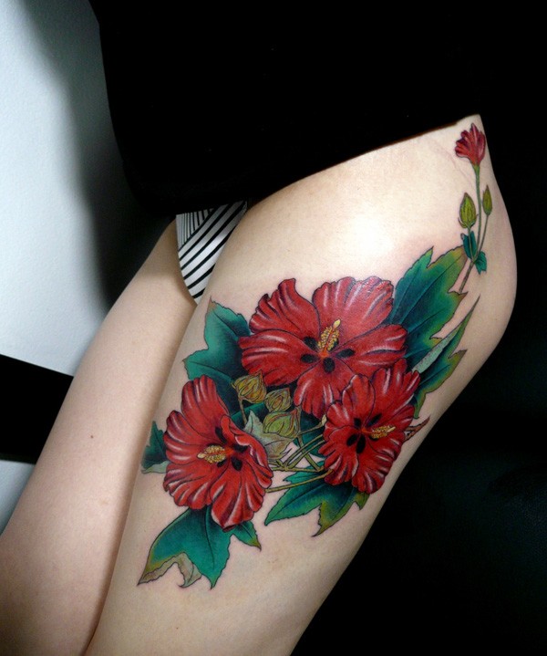 点击大图看下一张：腿部好看的花朵纹身