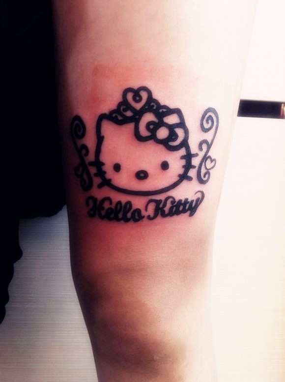 点击大图看下一张：女性腿部卡通KITY可爱刺青