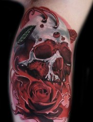 腿部个性潮流的骷髅玫瑰纹身