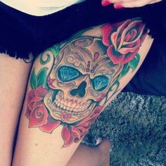 点击大图看下一张：腿部绚丽的骷髅玫瑰纹身