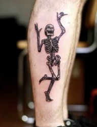 腿部个性的骷髅人纹身