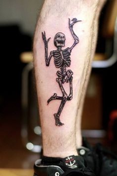 点击大图看下一张：腿部个性的骷髅人纹身