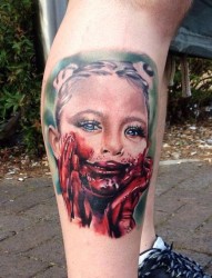 腿部时尚的女吸血鬼纹身