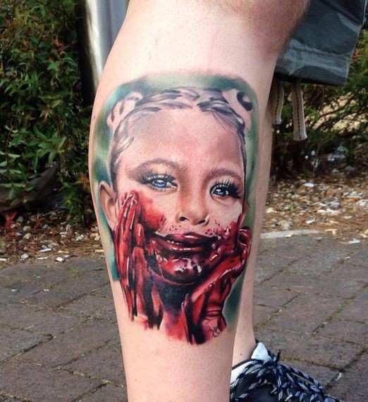 点击大图看下一张：腿部时尚的女吸血鬼纹身