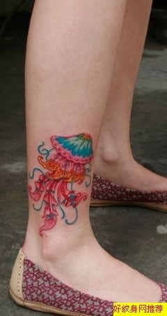 点击大图看下一张：腿部水母图案纹身图2