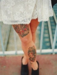 清纯女孩腿上可爱肖像纹身图片