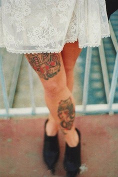 点击大图看下一张：清纯女孩腿上可爱肖像纹身图片