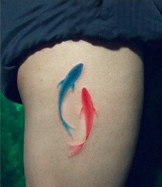 点击大图看下一张：腿部好看的蓝红金鱼刺青