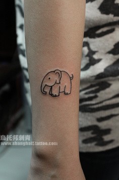 点击大图看下一张：女孩腿上可爱大象纹身图